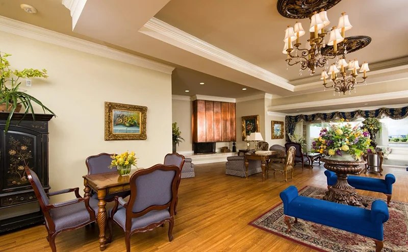 The living room of The Guest House Skilled Nursing and Rehabilitation in Shreveport, LA