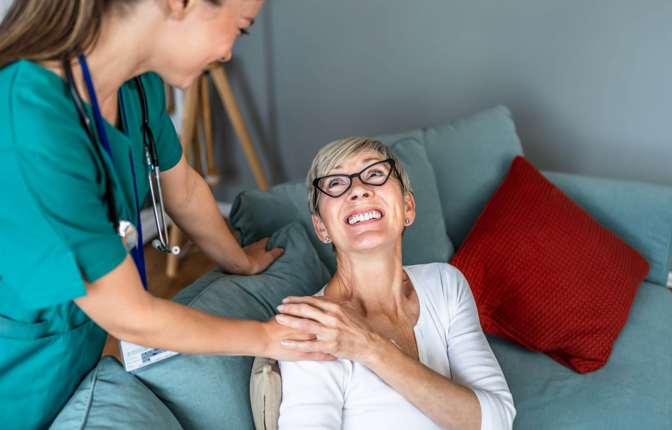 Woman on a couch with a nurse, focused on Stroke Rehabilitation in Shreveport, LA